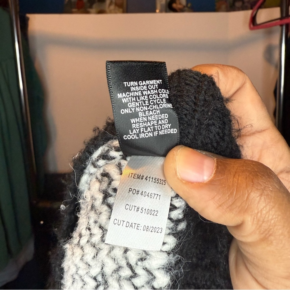Torrid size 4 (26) Black and White Houndstooth Button Down Cardigan - Picture 3 of 8